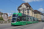 Be 6/8 Flexity 5038, auf der Linie 14, überquert die Mittlere Rheinbrücke.