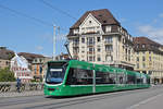 Be 6/8 Combino 318, auf der Linie 8, überquert die Mittlere Rheinbrücke.