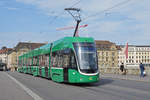 Be 6/8 Flexity 5042, auf der Linie 14, überquert die Mittlere Rheinbrücke.