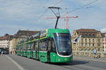 Be 6/8 Flexity 5017, auf der Linie 6, überquert die Mittlere Rheinbrücke.