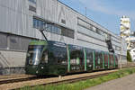 Be 6/8 Flexity 5018 mit der Valserwasser Werbung, auf der Linie 14, fährt zur Haltestelle Lachmatt.