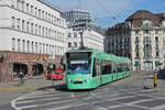 Be 6/8 Combino 317, auf der Linie 2, fährt bei der Haltestelle Markthalle ein.