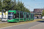 Be 6/8 Flexity 5038, auf der Linie 1, fährt Richtung Haltestelle Kannenfeldplatz.