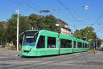 Be 6/8 Combino 317, auf der Linie 8, fährt zur Haltestelle am Bahnhof SBB.