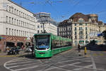 Be 6/8 Combino 323, auf der Linie 2, fährt bei der Haltestelle Markthalle ein.