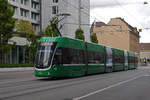 Be 6/8 Flexity 5010, auf der Linie 6, fährt zur Haltestelle Gewerbeschule.