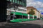 Be 6/8 Flexity 5039, auf der Linie 6, verlässt die Haltestelle Gewerbeschule.