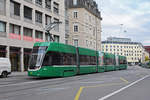 Be 6/8 Flexity 5026, auf der Linie 2, fährt Richtung Haltestelle Markthalle.