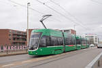 Be 4/6 Flexity 6011, auf der Linie 16, fährt zur Haltestelle IWB.