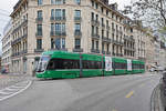 Be 6/8 Flexity 5036, auf der Linie 1, fährt Richtung Haltestelle Markthalle.