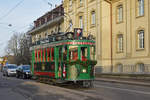 Der Be 2/2 181 fährt 2019 als Weihnachtstram durch die Stadt Basel.