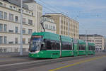 Be 6/8 Flexity 5029, auf der Linie 1, überquert die Dreirosenbrücke.