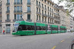 Be 6/8 Flexity 5010, auf der Linie 1, fährt zur Haltestelle Markthalle.