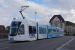 Be 6/8 Flexity 5025 mit der neuen IWB Werbung, auf der Linie 14, überquert die Mittlere Rheinbrücke.