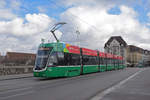 Be 6/8 Flexity 5016, auf der Linie 6, überquert die Mittlere Rheinbrücke.