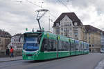 Be 6/8 Combino 307, auf der Linie 8, überquert die Mittlere Rheinbrücke.