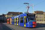 Be 6/8 Combino 306 FC Basel, auf der Linie 8, überquert die Mittlere Rheinbrücke.