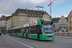 Be 6/8 Combino 305, auf der Linie 8, überquert die Mittlere Rheinbrücke.