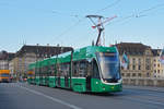 Be 6/8 Flexity 5041, auf der Linie 8, überquert die Mittlere Rheinbrücke.