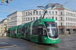 Be 4/6 Flexity 6004, auf der Linie 16, fährt zur Haltestelle Markthalle.