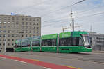 Be 4/6 Flexity 6002, auf der Linie 15, überquert die Münchensteinerbrücke.