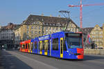 Be 6/8 Combino 306 FC Basel, auf der Linie 8, überquert die Mittlere Rheinbrücke.