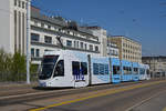 Be 6/8 Flexity 5025 mit der IWB Werbung, auf der Linie 1, überquert die Dreirosenbrücke.