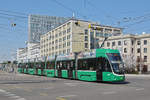 Be 6/8 Flexity 5005, auf der Linie 14, verlässt die Haltestelle Dreirosenbrücke.