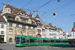 Be 6/8 Flexity 5021, auf der Linie 6, bedient die Haltestelle am Barfüsserplatz.