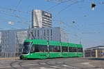 Be 4/6 Flexity 6005, auf der Linie 15, überquert die Münchensteinerbrücke Richtung Haltestelle Heiliggeistkirche.