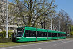 Be 6/8 Combino 305, auf der Linie 8, fährt zur Haltestelle am Bahnhof SBB.