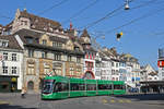 Be 4/6 Flexity 6012, auf der Linie 15, bedient die Haltestelle am Barfüsserplatz.