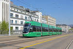 Be 6/8 Flexity 5011, auf der Linie 1, überquert die Dreirosenbrücke.