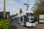 Be 6/8 Flexity 5025 mit der IWB Werbung, auf der Linie 3, wartet an der Endstation in Birsfelden.