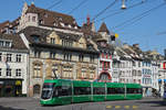 Be 4/6 Flexity 6017, auf der Linie 15, bedient die Haltestelle am Barfüsserplatz.