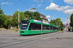 Be 6/8 Combino, auf der Linie 8, fährt zur Haltestelle am Bahnhof SBB.