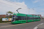 Be 4/6 Flexity 6016, auf der Linie 16, fährt zur Haltestelle IWB.