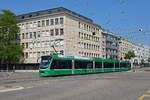 Be 6/8 Combino 322, auf der Linie 14, fährt bei der Haltestelle Dreirosenbrücke ein.