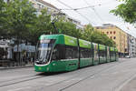 Be 6/8 Flexity 5032, auf der Linie 14, fährt bei der Haltestelle Messeplatz ein.