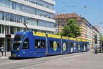 Be 6/8 Flexity 5040 mit der Werbung für die Basler Märkte, auf der Linie 2, bedient die Haltestelle Gewerbeschule.