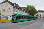 Be 6/8 Combino 302, auf der Linie 8, fährt den Steinenberg hinunter zur Haltestelle Barfüsserplatz.