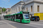 Be 6/8 Combino 322, auf der Linie 8, fährt den Steinenberg hoch zur Haltestelle Bankverein.