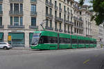 Be 6/8 Flexity 5002, auf der Linie 1, fährt zur Haltestelle Markthalle.