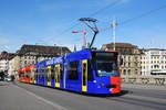 Be 6/8 Combino FC Basel, auf der Linie 8, überquert die Mittlere Rheinbrücke.