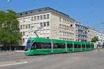 Be 6/8 Flexity 5021, auf der Linie 14, fährt bei der Haltestelle Dreirosenbrücke ein.