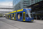 Be 6/8 Flexity 5040 mit der Werbung für die Basler Märkte, auf der Linie 2, fährt zur Haltestelle Gewerbeschule.