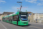 Be 6/8 Combino 311, auf der Linie 8, überquert die Mittlere Rheinbrücke.