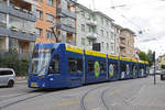 Be 6/8 Flexity 5040 mit der Werbung für die Basler Märkte, auf der Linie 2, fährt bei der Endstation in Binningen Kronenplatz ein.