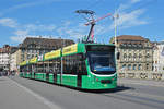 Be 6/8 Combino 328, auf der Linie 14, überquert die Mittlere Rheinbrücke.