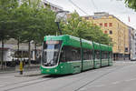 Be 4/6 Flexity 6001, auf der Linie 21, fährt zur Haltestelle Messeplatz.